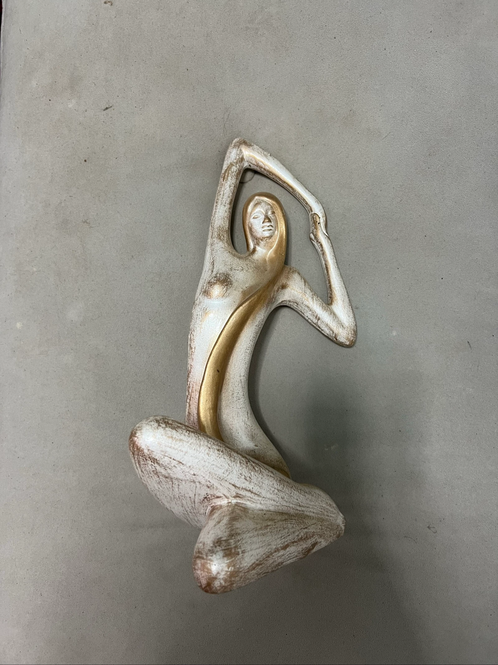Sculpture abstraite féminine